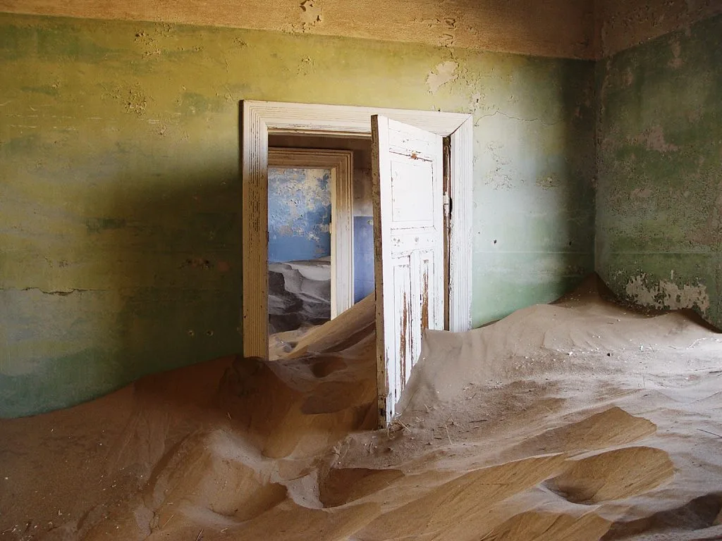 Lugares embrujados - Kolmanskop 3 Kolmannskuppe - pasillo - Pueblo fantasma bajo la arena