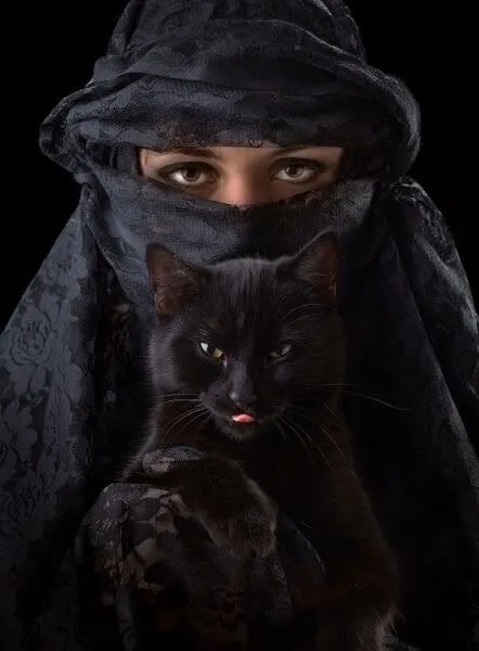 Historias De Terror Reales, Lugares Embrujados y Hechizos 462 El ropero Maldito . La maldición del Ropero - mujer con gato