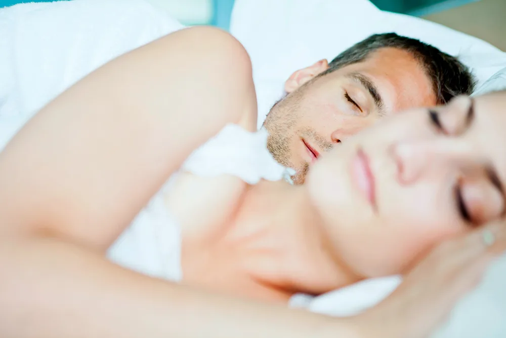 hechizo para que sueñe conmigo - personas durmiendo