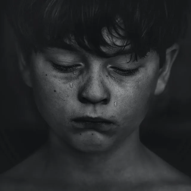 si no es en vida es en muerte rostro chico llorando