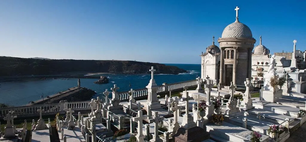 Los 10 cementerios más curiosos del mundo 2 cementerio Luarca, Mar Cantábrico