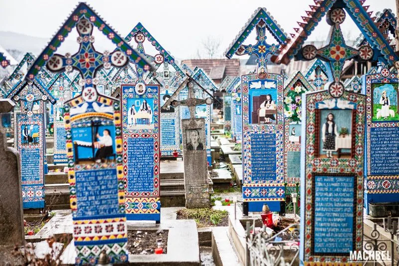 Los 10 cementerios más curiosos del mundo 3 cementerio Cementerio alegre de Sapanta, Rumanía