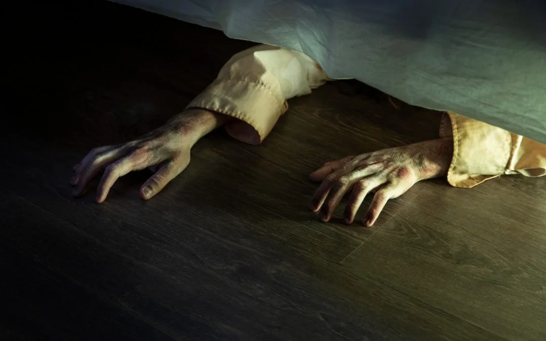 historias de terror cortas para niños de primaria - manos saliendo debajo de la cama