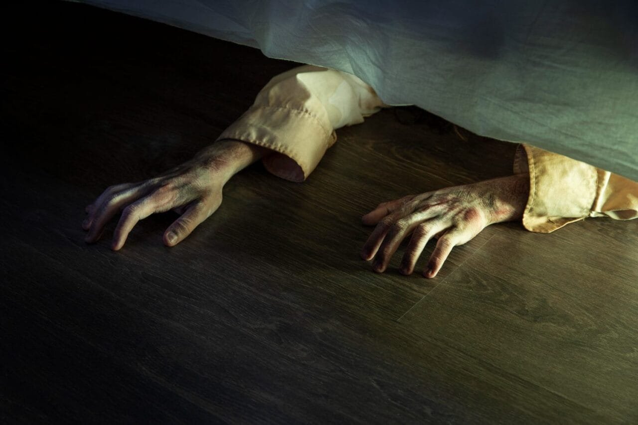 historias de terror cortas para niños de primaria - manos saliendo debajo de la cama