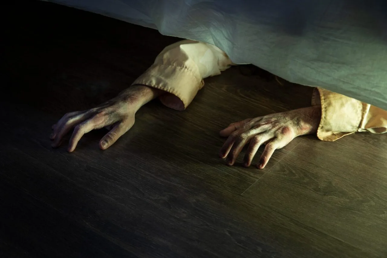 historias de terror cortas para niños de primaria - manos saliendo debajo de la cama